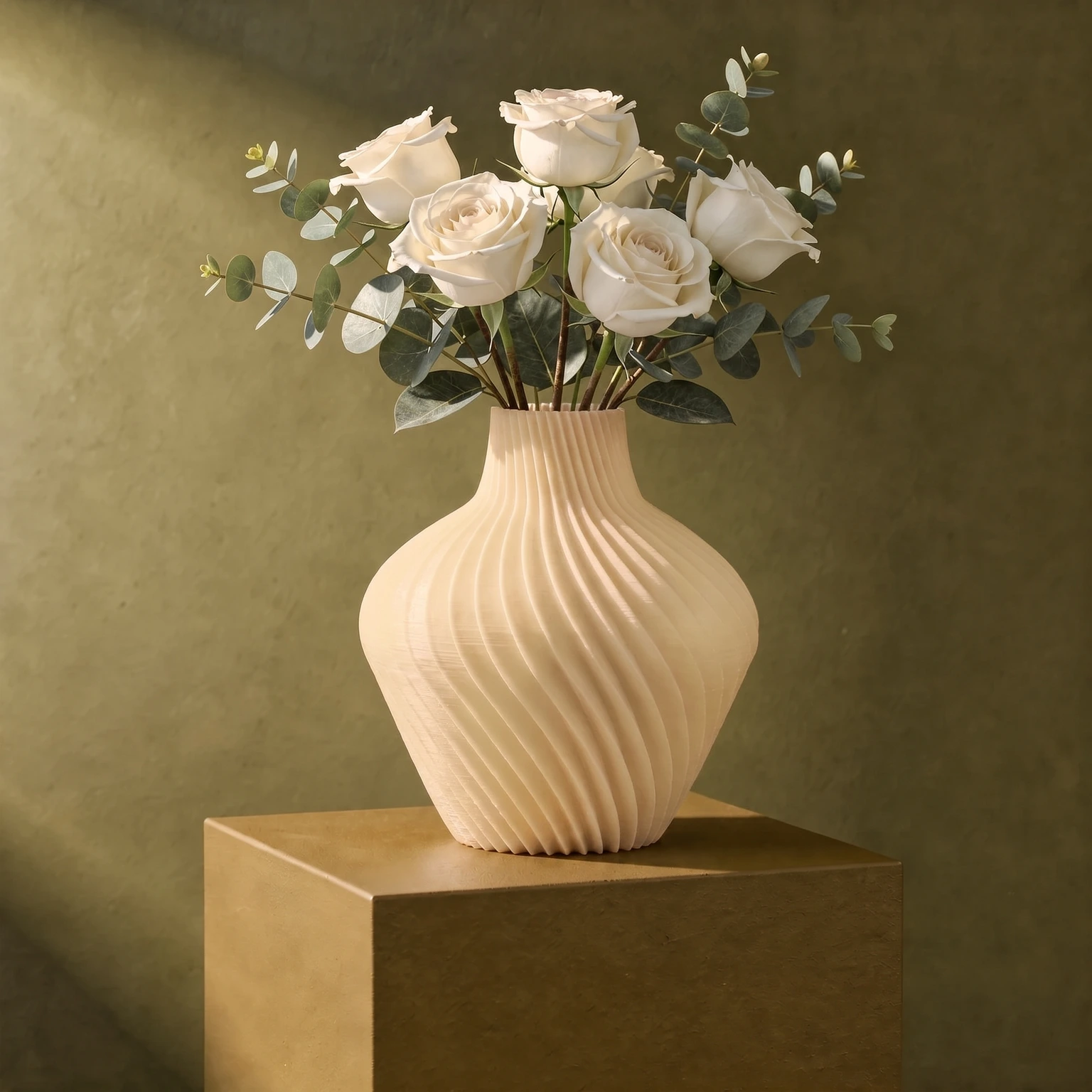 Chic Botany Vase in Ivory